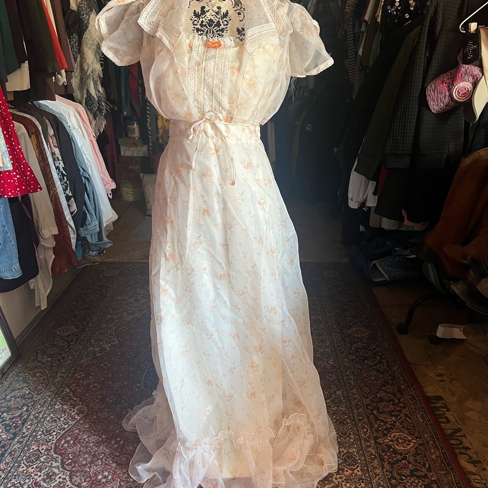 Chic Cream Floral Maxi Dress